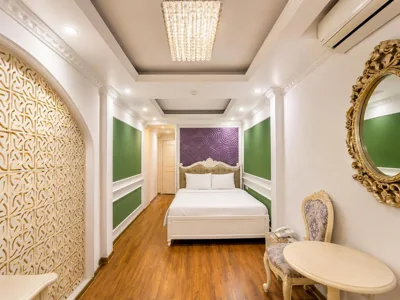 Queen Room avec balcon — Hanoi Silk Classy Hotel & Travel